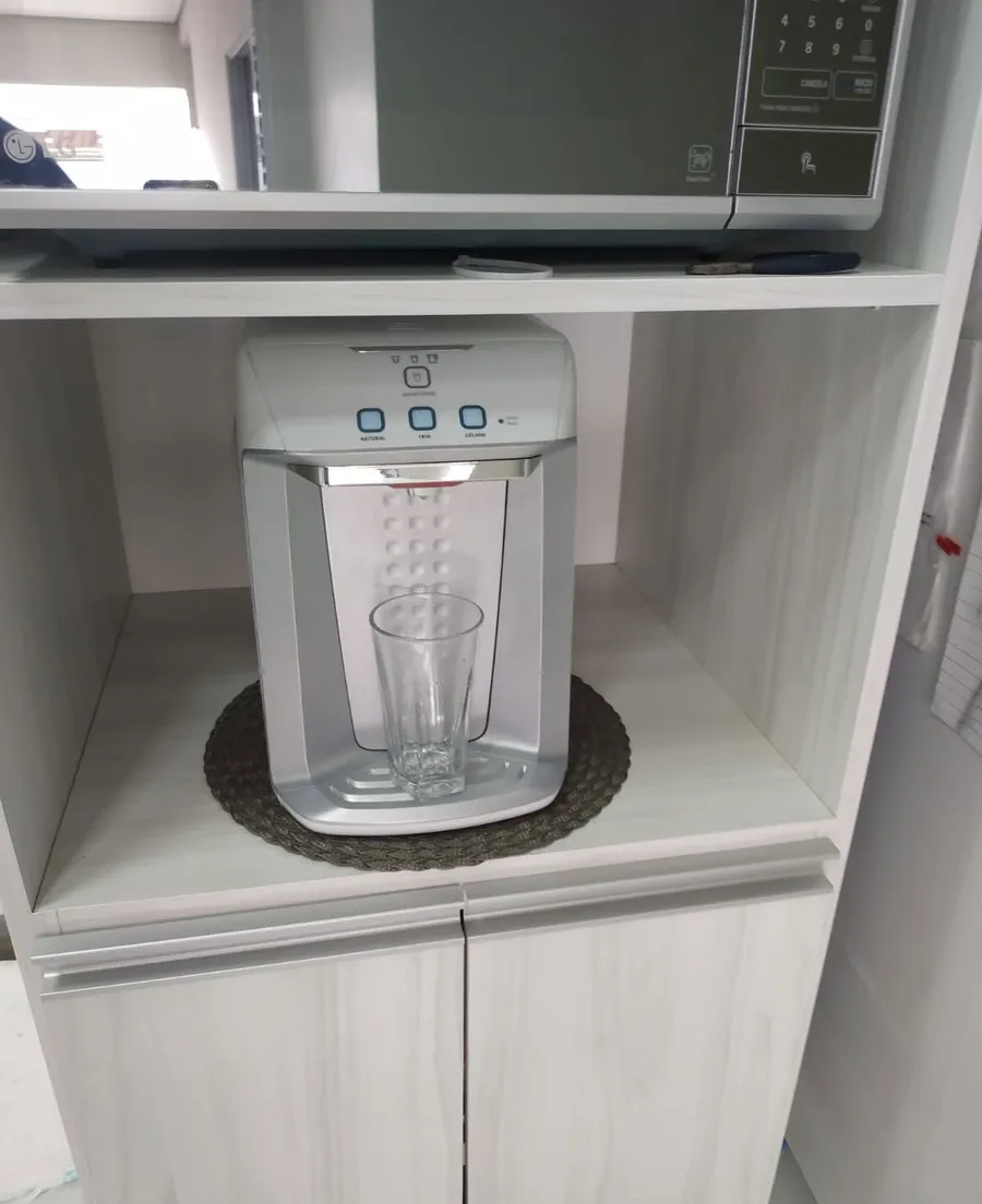 Purificador de água instalado em armário de cozinha